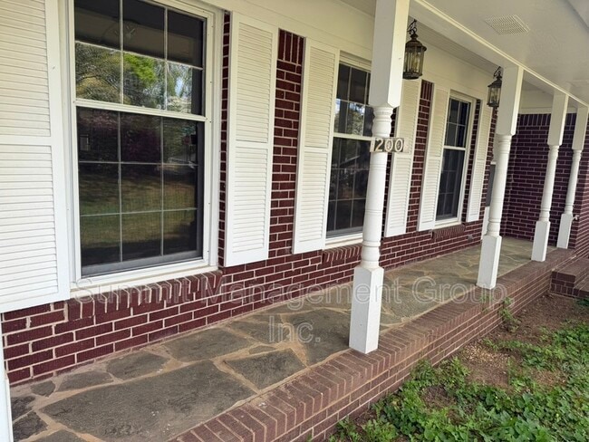 Building Photo - 200 Indian Creek Dr