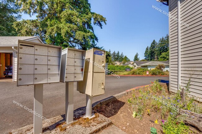 Building Photo - Spacious Pet-Friendly Ground Level Unit w/ Parking Included!