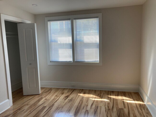 Building Photo - 1332 W 93rd St