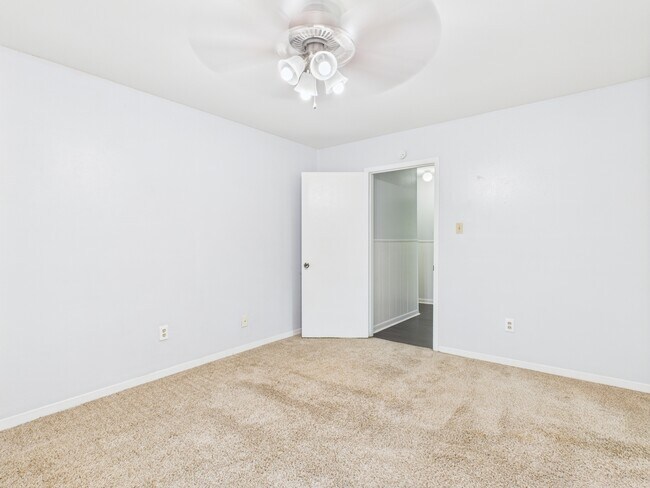 Building Photo - 1402 Village Dr