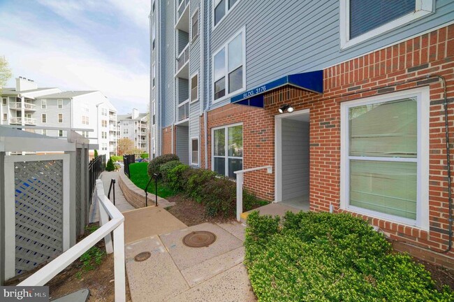 Building Photo - 3176 Summit Square Dr