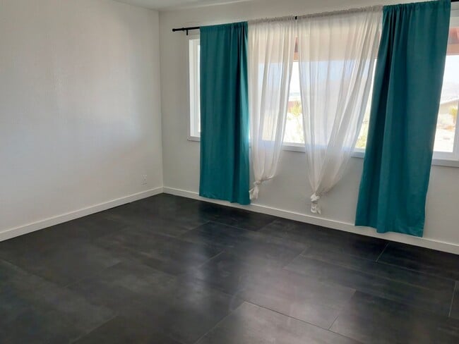 Building Photo - 3 Bedroom 1.5 Bath Modern Farmhouse near J...
