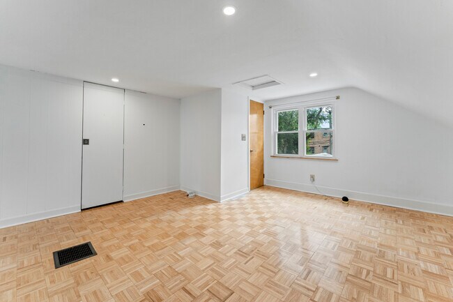 Building Photo - 314 Custer Ave
