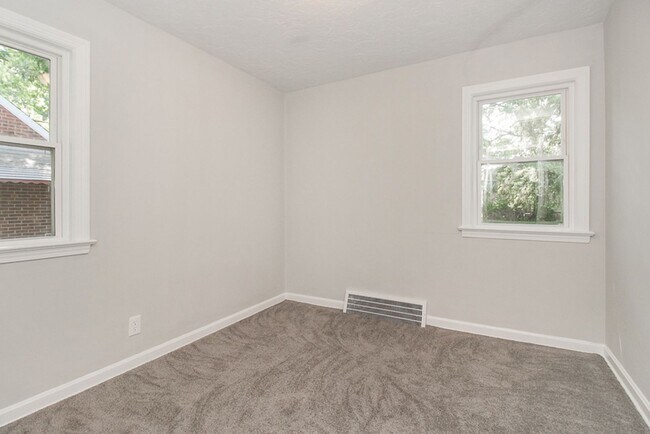 Building Photo - Fully Updated Home For Rent in Euclid