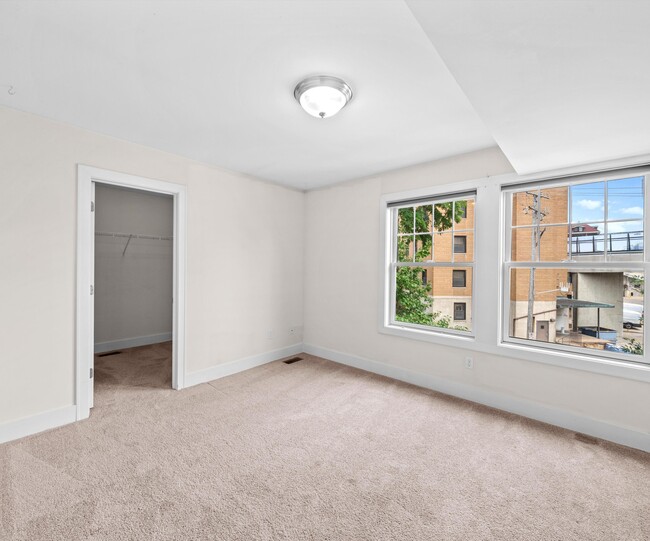 Building Photo - 922 Catherine St