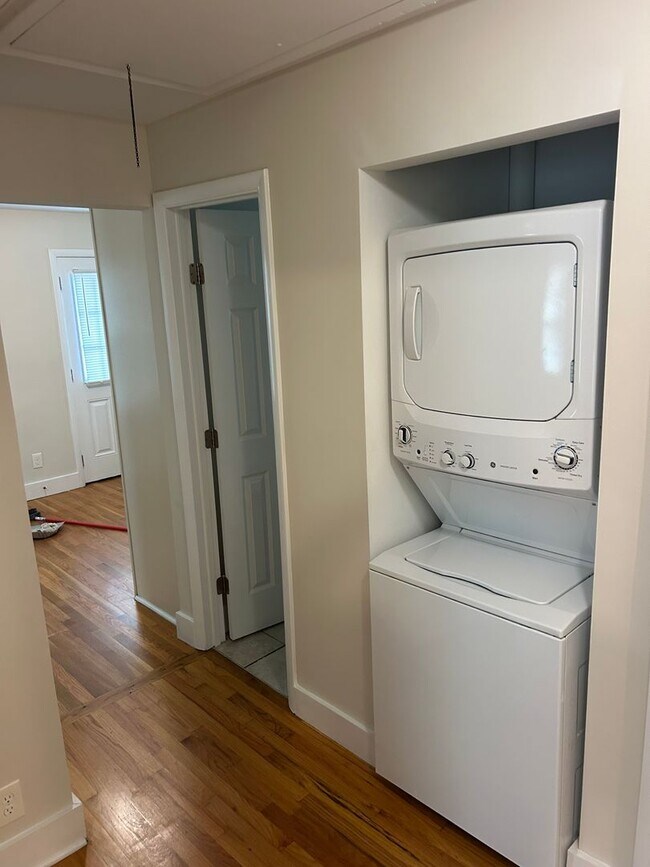 Building Photo - Beautiful Remodeled Two Bedroom House Near...