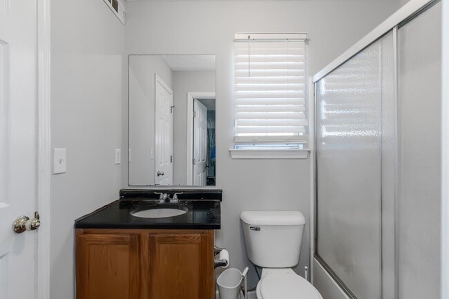 Building Photo - Spacious Home in Prime Location