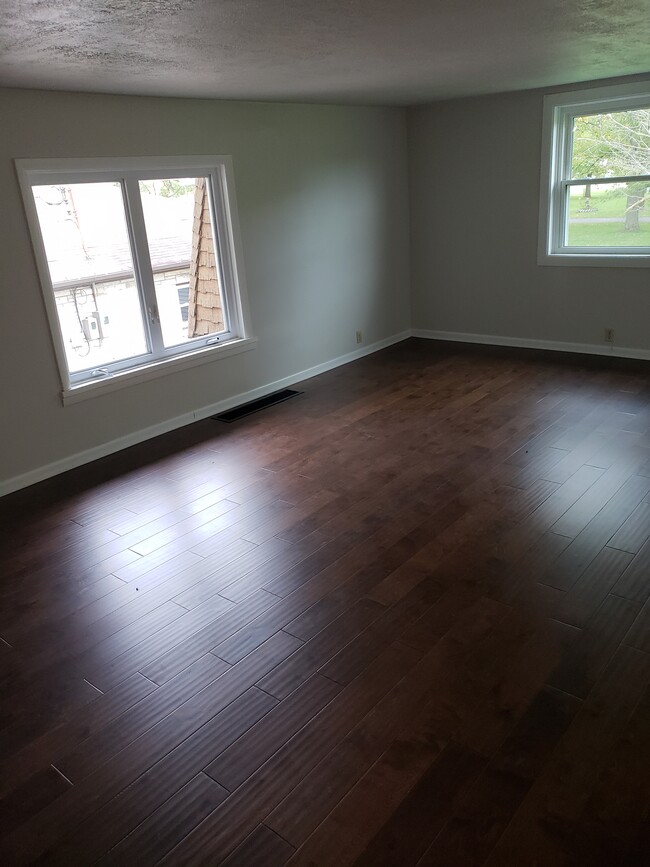 Spacious Great Room with new hardwood floor - 12536 Wicker Ave