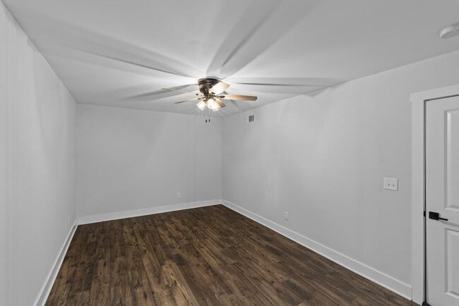 Building Photo - 11865 Hamilton Rd