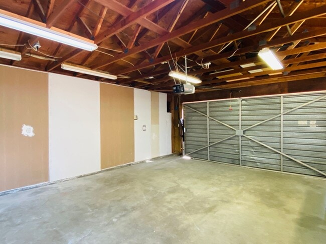 Building Photo - $2,050 Ashlan & Fowler, 3 Bedroom Home - H...