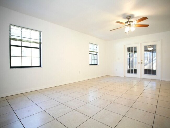 Building Photo - Charming 3-bedroom, 2-bathroom home located in the desirable Heatherwood community.