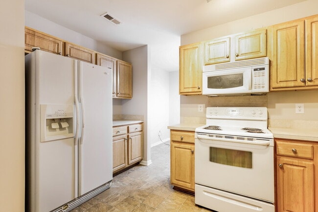 Building Photo - 9446 Dewey Dr