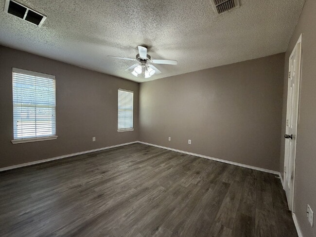 Building Photo - "Charming 3-Bed, 3-Bath Home in Lubbock – Spacious 1,575 Sq Ft Retreat!"