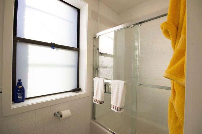 Building Photo - 409 Adams St