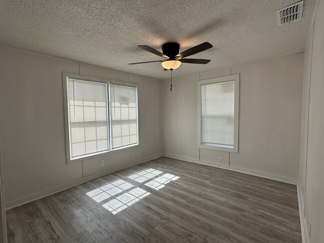 Building Photo - Remodeled 4 Bedroom with New A/C