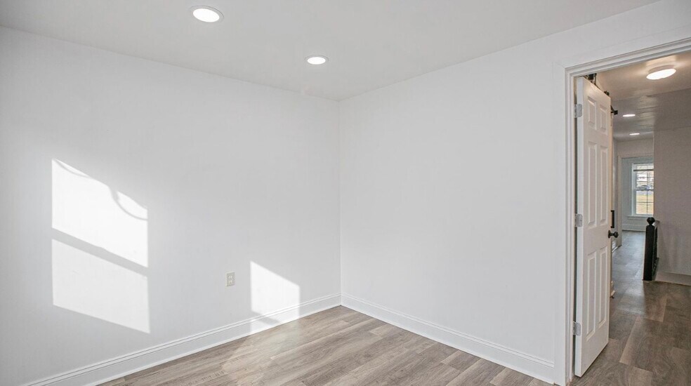 Building Photo - 6170 Lawnton St
