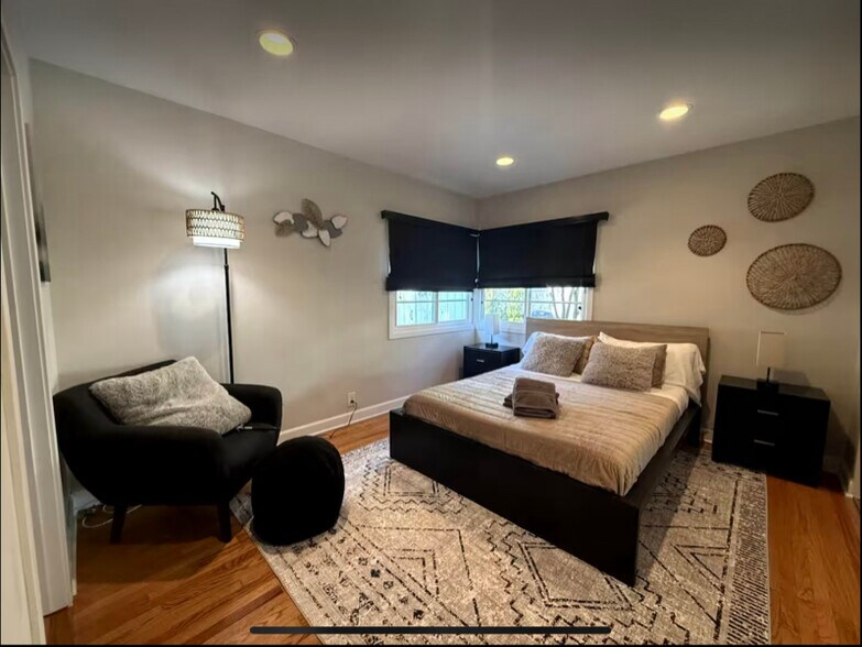 Building Photo - 404 S Beachwood Dr