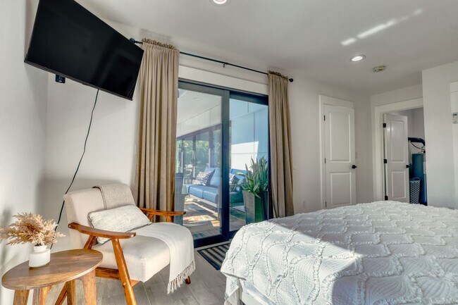 Building Photo - 106 Playmore Dr