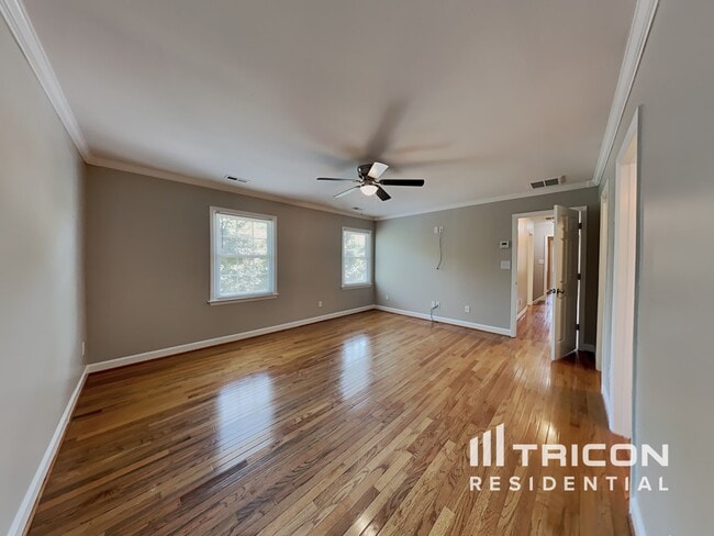Building Photo - 3200 Oliver Dr