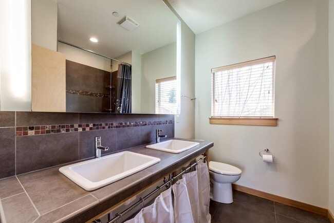 Building Photo - Luxury Three Bedroom Townhome in Johns Lan...
