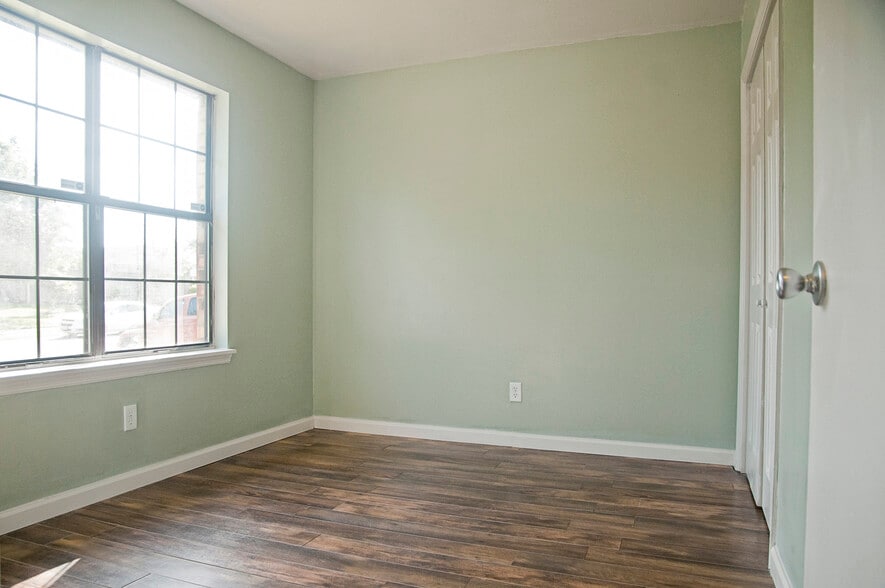 Bedroom 1 - 409 Erskine St