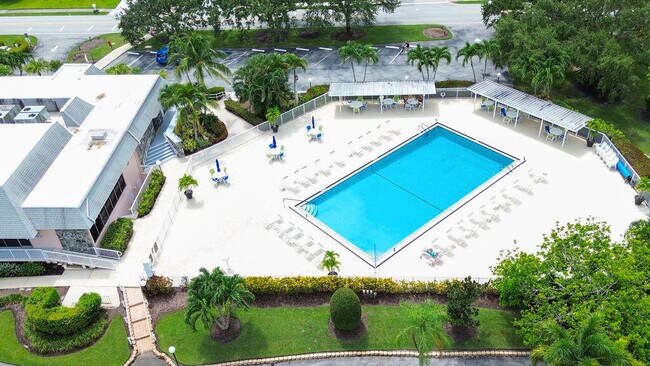 Building Photo - 18081 SE Country Club Dr