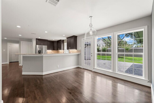 Building Photo - 5521 Lincrest Ln