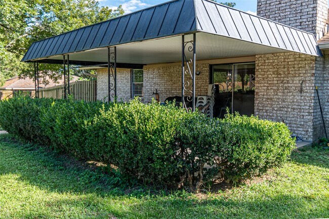 Building Photo - 635 W Church