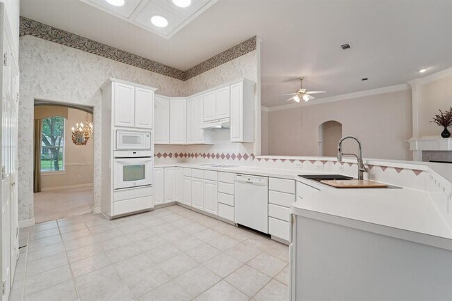 Building Photo - 11806 Regency Forest Dr