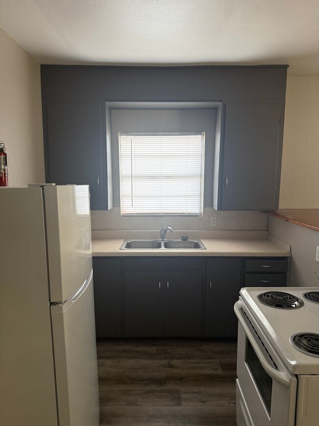 Building Photo - Super Cute & Clean!