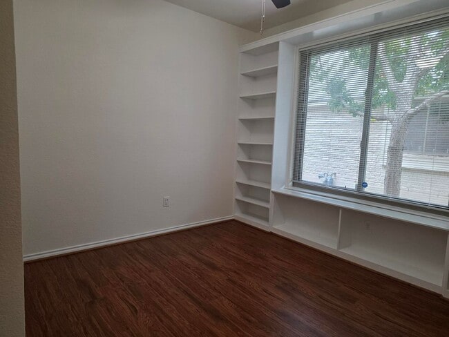 Building Photo - FOR LEASE!!