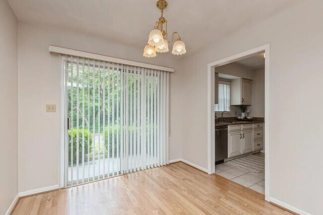 Building Photo - 104 Country Club Dr