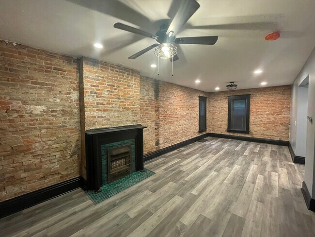 Building Photo - 272 S Green St