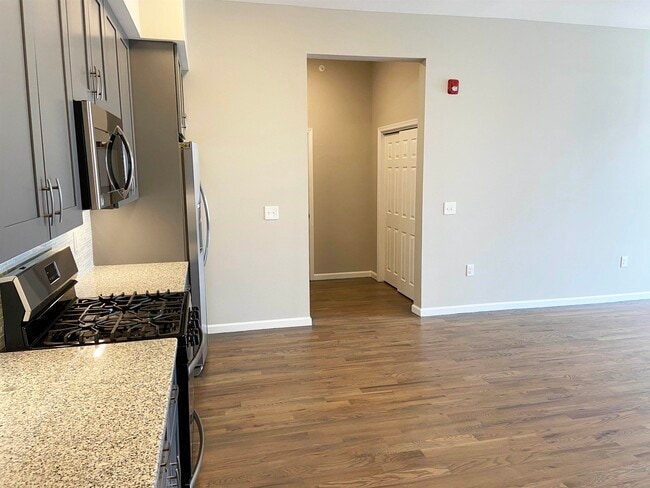 Building Photo - 195 Ave E