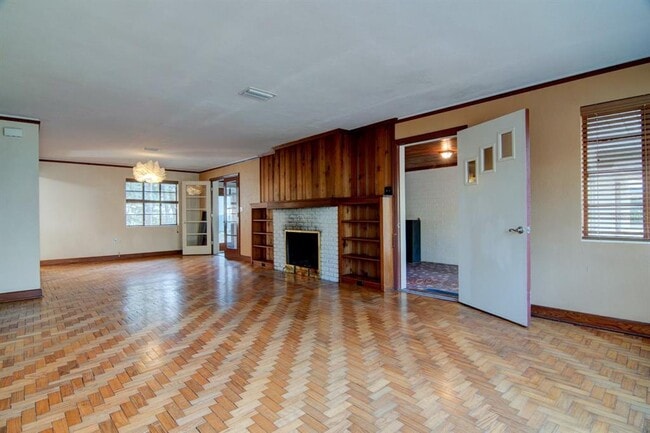 Building Photo - 2049 NW 9th Ave