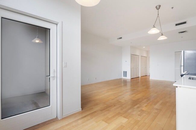 Building Photo - 618 NW 12th Ave