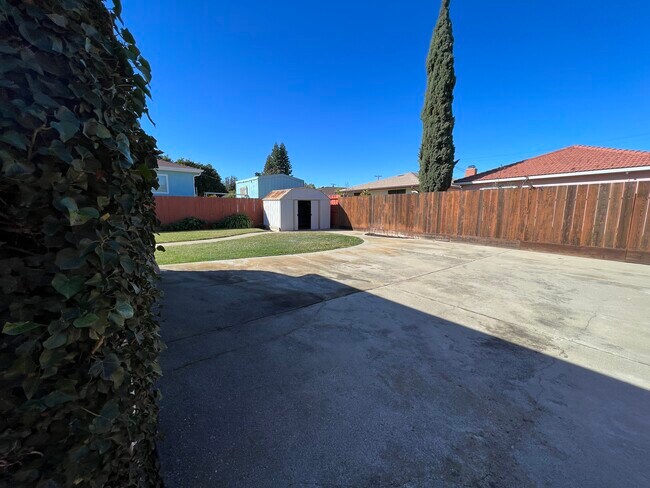 Building Photo - 3856 Brookside Dr