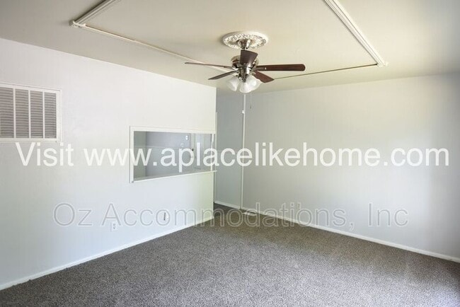 Building Photo - 5010 Valley Ln