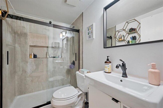 Building Photo - 2931 E 12th St