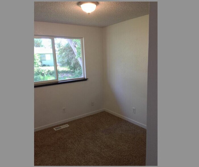 Building Photo - 1005 S Zillah Ct