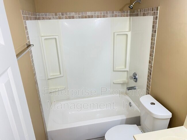 Building Photo - 4444 Longtree Cove