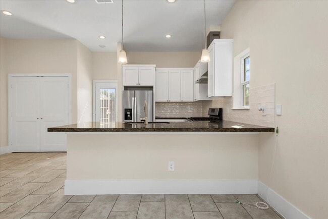 Building Photo - 2002 Lynnfield St