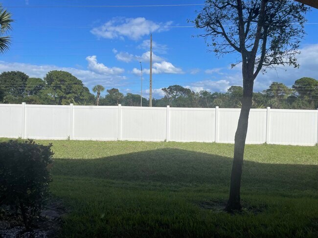 Building Photo - 5135 SE Mariner Garden Cir