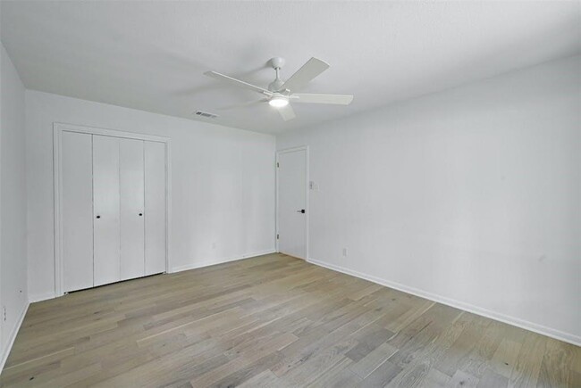 Building Photo - 2115 Wychwood Dr