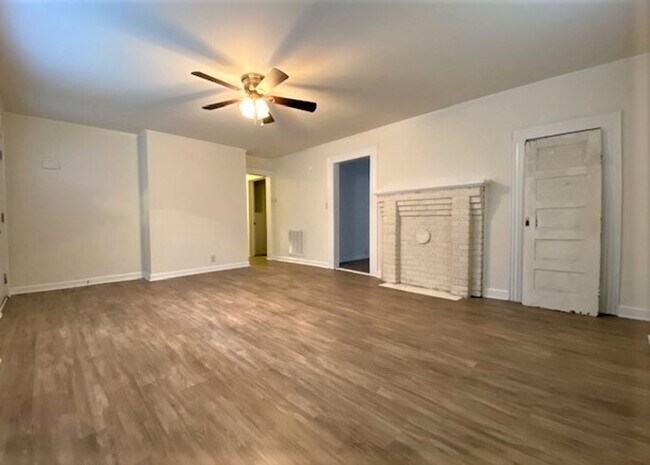 Building Photo - 1/2 MO/OFF SPECIAL - 3 bed/2 bath Fenced yard