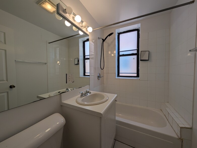 Building Photo - 914 W Dakin St