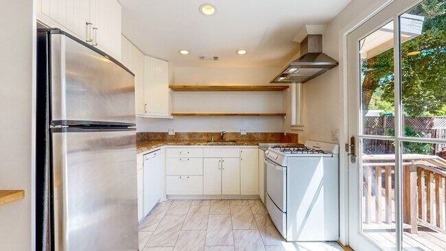 Building Photo - Beautiful 2 Bedroom 2 Bathroom Single Fami...