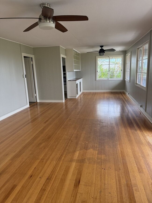 Building Photo - 2 bed 1 bath, 1 studio for $4,100.00/mo with beautiful view of Diamond Head. DONT MISS OUT!