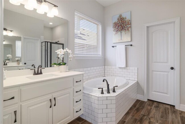 Building Photo - 505 Saturnia Dr
