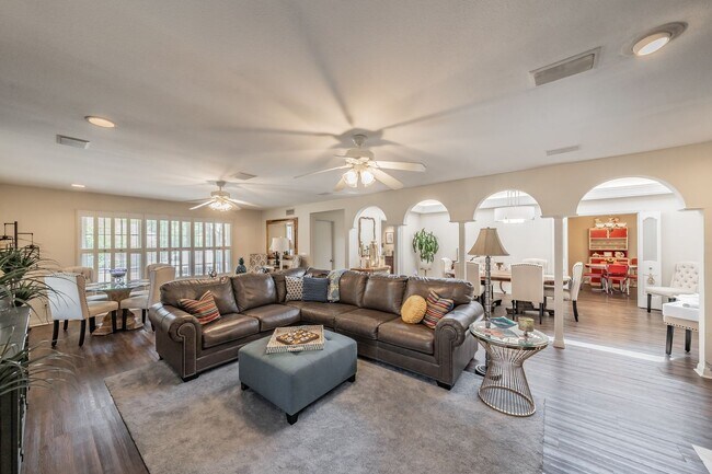 Building Photo - Coming Soon! Spacious 3 Bed, 2 Bath Duplex in the Heart of Overton West
